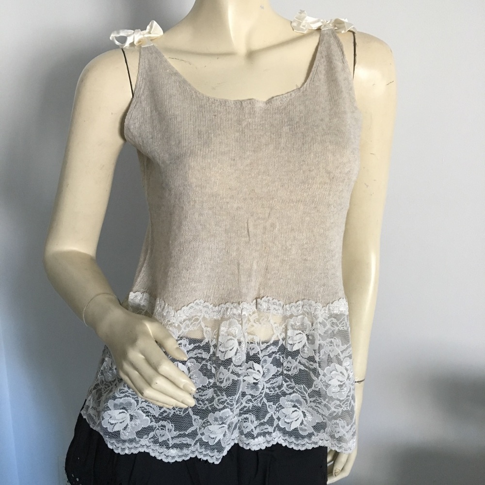 🇮🇹 nwot OGGI knit tank top with lace hem